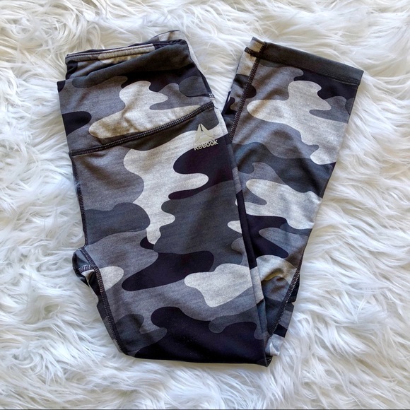 Reebok Pants - Reebox | Gray Camo Capri Leggings 🌸